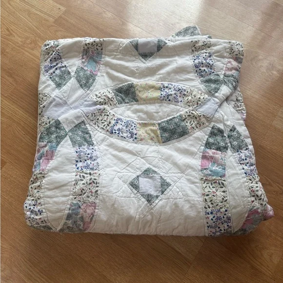 80x80 Gorgeous Vintage Double Wedding Ring Quilt - Needs Repair/Has a Few Stains - Picture 7 of 8